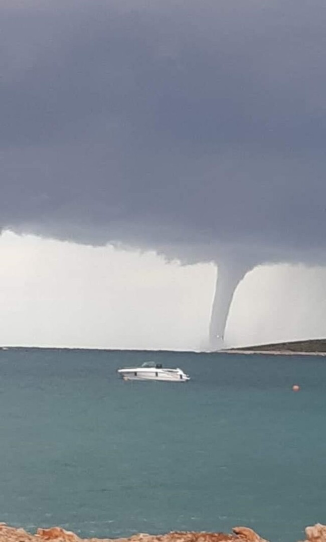 Nevrijeme u Dalmaciji. Pijavice kod Makarske i Primoštena - slika 1